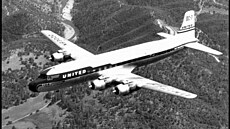 Douglas DC-7 spole�nosti United Air Lines. Stejný se na konci �ervna 1956...