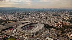 Estadio Azteca a Mexico City v pozadí.