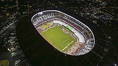 Pohled na no�ní a prozá�ený Estadio Azteca z vý�ky.