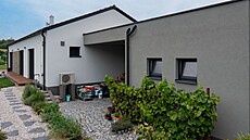 Hmota p�ístavby s plochou st�echou v �edé barv� hezky dopl�uje bílý d�m se...