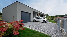 Pozd�ji p�ibyla je�t� gará� a kryté stání pro dal�í auto.