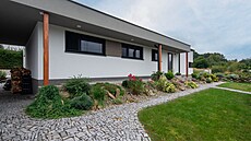 Sou�asn� se stavbou gará�e a parkovacího stání do�lo také k zast�e�ení...