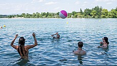 Lidé se ve vedrech vydali ochladit na pískovnu Náklo na Olomoucku. (25. �ervna...
