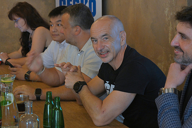 Naše Česko chce přivést mladé talenty do politiky. Spustilo program pro lidi do 35 let