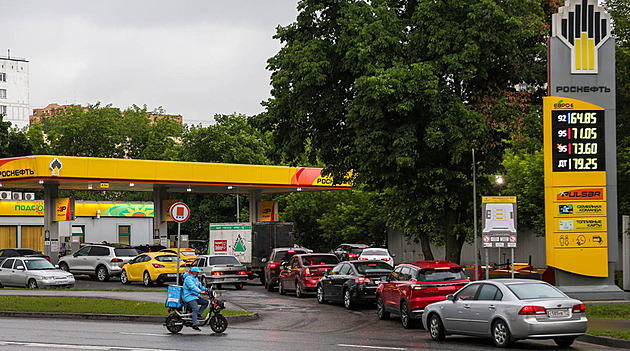 Kreml přiznal nevídané: Rusko kvůli nedostatku benzinu rozšíří jeho dovoz