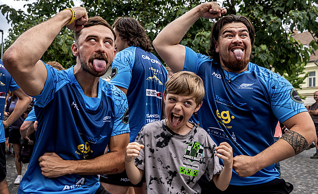 VIDEO: Křik, dupání, i vyplazený jazyk. Pražským Andělem duněla haka