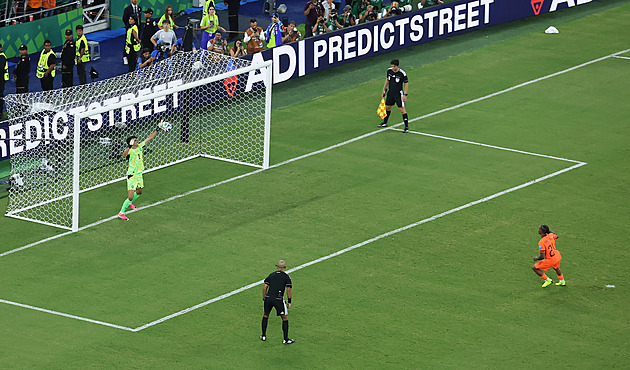 Jak tu penaltu chytil? Marocký brankář Bunú udivil zákrokem proti Nizozemsku