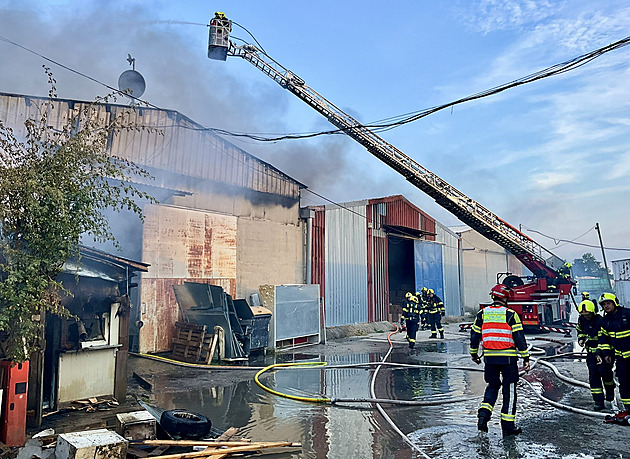 Hasiči zasahovali u požáru skladu s oblečením v pražské Písnici