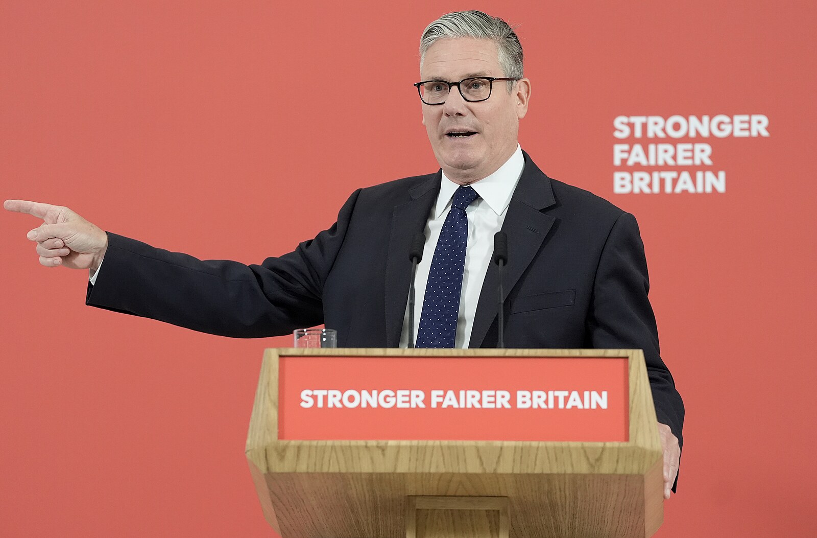 Británie dá na obranu o miliardy liber víc, řekl Starmer. Pořád málo, kontrují kritici