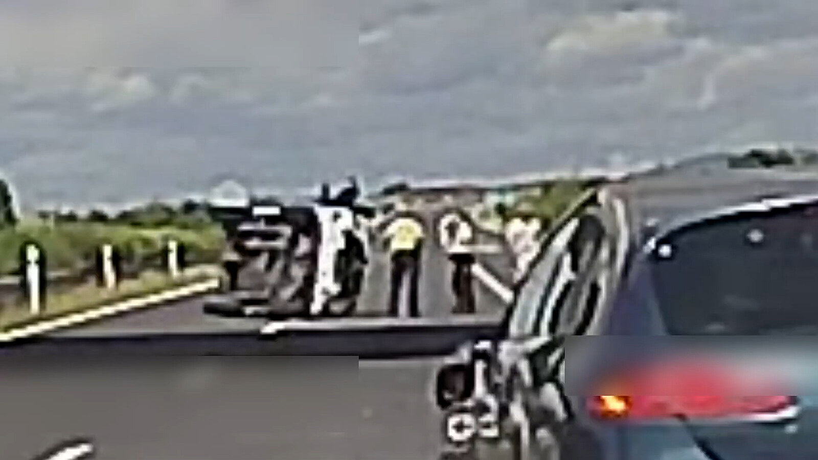 VIDEO: Děsivá nehoda na D7. Auto se převrátilo přímo před hlídkujícími policisty