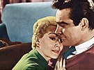 A dostal! Connery mu dal lekci, zbra� mu vykroutil z ruky a natáhl mu p�stí....