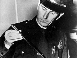 V roce 1958 vydechl naposledy. Kv�li bodnutí no�em v Beverly Hills. Toto je...