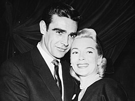 Rovn� mu�ný Sean Connery, i ten hollywoodskou gangsterskou epopejí pro�el....