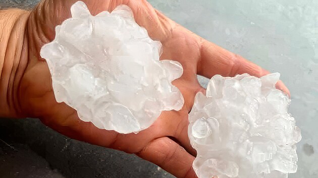 Kroupy o pr�m�ru 9 a� 10 centimetr�, kter� b�hem siln� bou�ky zas�hly Ratibo�ovu Lhotu na Prachaticku. Podle meteorolog� �lo o jedny z nejv�t��ch krup zaznamenan�ch v �esku za posledn� roky.