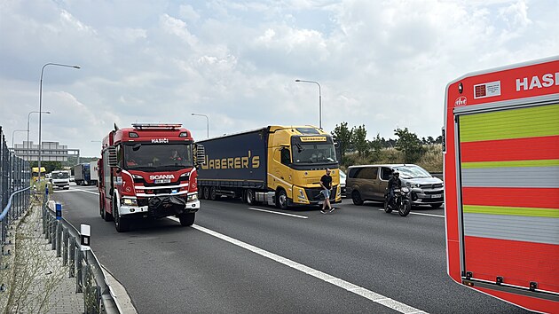 Nehoda dvou n�kladn�ch automobil� na Pra�sk�m okruhu u Lochkovsk�ho mostu uzav�ela ve sm�ru na leti�t� provoz. Na m�st� zasahoval tak� vrtuln�k leteck� z�chrann� slu�by. (30. �ervna 2026)