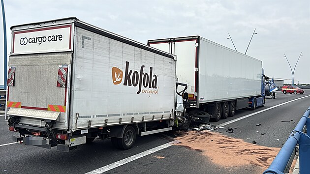 Nehoda dvou n�kladn�ch automobil� na Pra�sk�m okruhu u Lochkovsk�ho mostu uzav�ela ve sm�ru na leti�t� provoz. Na m�st� zasahoval tak� vrtuln�k leteck� z�chrann� slu�by. (30. �ervna 2026)
