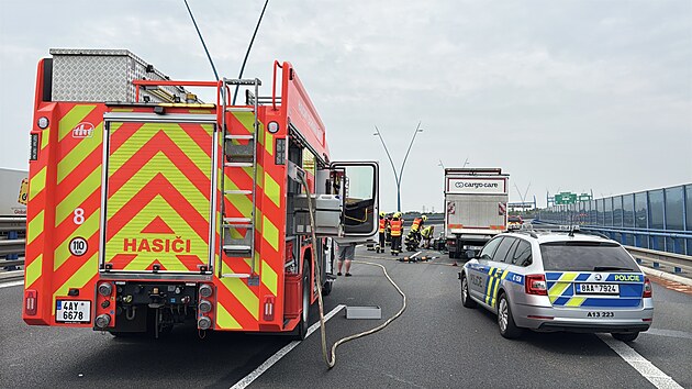 Nehoda dvou n�kladn�ch automobil� na Pra�sk�m okruhu u Lochkovsk�ho mostu uzav�ela ve sm�ru na leti�t� provoz. Na m�st� zasahoval tak� vrtuln�k leteck� z�chrann� slu�by. (30. �ervna 2026)