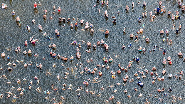 ��astn�ci z�vodu �5-Lakes Challenge� p�zuj� u Senftenbersk�ho jezera v r�mci propojen� p�ti lu�ick�ch jezer v N�mecku. (29. �ervna 2026)