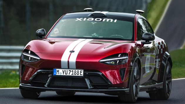 Zelen� peklo bez �idi�e. ��nsk� technologick� gigant Xiaomi p�epsal d�jiny motorsportu na legend�rn�m okruhu N�rburgring. Jeho brut�ln� elektrick� SUV YU7 GT s v�konem p�es 1 000 kon� obkrou�ilo n�ro�nou jednadvacetikilometrovou tra� v �ase 10 minut a 29 sekund bez toho, aby kdokoliv sed�l za volantem. 