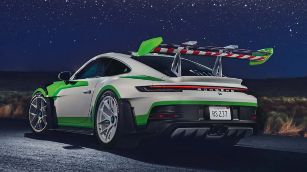 Hra�ky pro dosp�l� kluky. Automobilka Porsche oslavuje premi�ru p�t�ho d�lu anim�ku P��b�h hra�ek naprosto fam�zn�m zp�sobem. Ve spolupr�ci s Pixarem obl�kla trojici model� 911 do barev hlavn�ch hrdin�. 