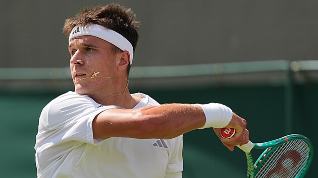 Jakub Men��k v prvn�m kole Wimbledonu.