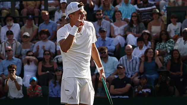 Jakub Men��k se raduje v prvn�m kole Wimbledonu.