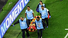 Dokto�i odná�ejí Tomá�e Sou�ka na nosítkách v utkání s Mexikem.