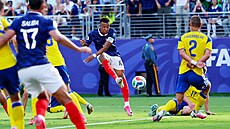 Kylian Mbappé otevírá skóre v zápase Francouz� se �védskem.
