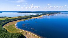 Letecký snímek z dronu zachycuje oblast Lu�ické jezerní oblasti s jezerem...