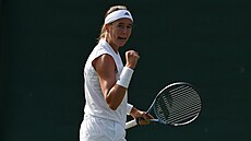 Nikola Bart��ková se hecuje v prvním kole Wimbledonu.
