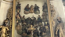 Zachrán�né sochy, které se po více ne� t�ech desetiletích vrací zp�t do kostela...