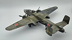 Mitchell v líbivé sov�tské bombardovací kamuflá�i druhé poloviny války.