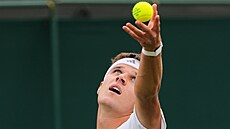 Jakub Men�ík podává v prvním kole Wimbledonu.