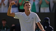 Jakub Men�ík slaví postup do druhého kola Wimbledonu.