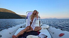 Olympijská vít�zka zapózovala v bílých bikinách a pot�ila fanou�ky. (�erven...