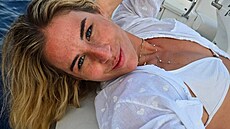 Ester Ledecká zdraví své sledující na Instagramu z aktivní dovolené v �ecku....