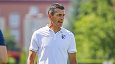 Krom��í�ský trenér Darko �u�kav�evi� slovn� vstupuje do zápasu.