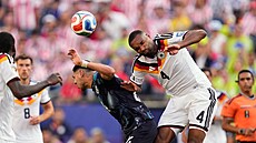 N�mecký stoper Jonathan Tah posílá mí� do sít� proti Paraguayi. Jeho trefa ale...