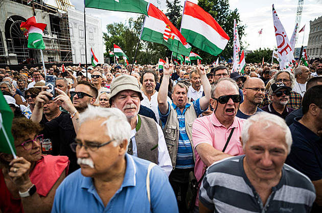 Thousands Protest in Hungary Against Plan to Oust President