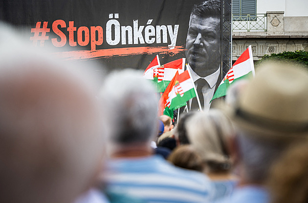 Prezidenta nechte být. Tisíce Maďarů vyšly do ulic, protest podpořil Orbán