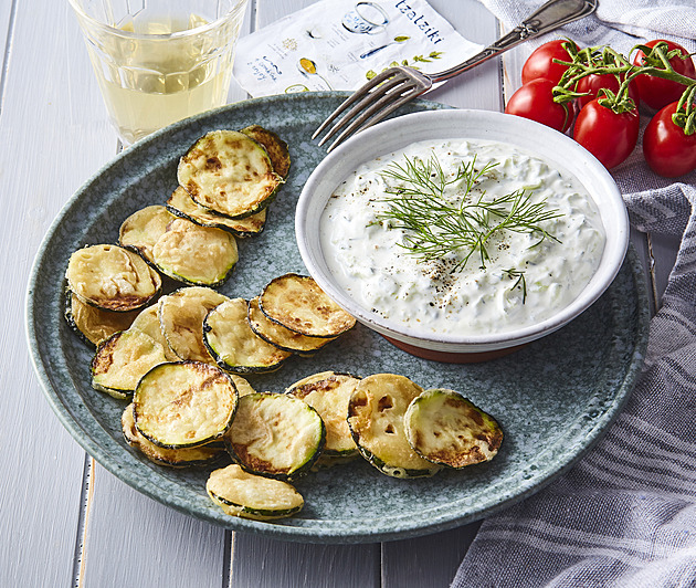 Křupavé cuketové chipsy v těstíčku: Skvělá letní pochoutka s domácími tzatziki