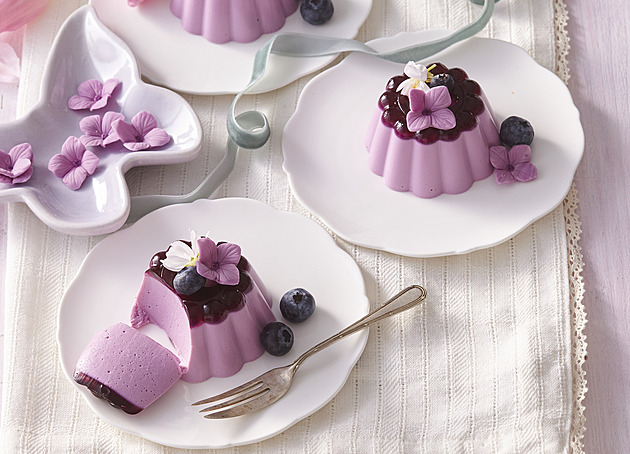 Borůvková panna cotta s květovým sirupem: Elegantní italský dezert s borůvkovým želé