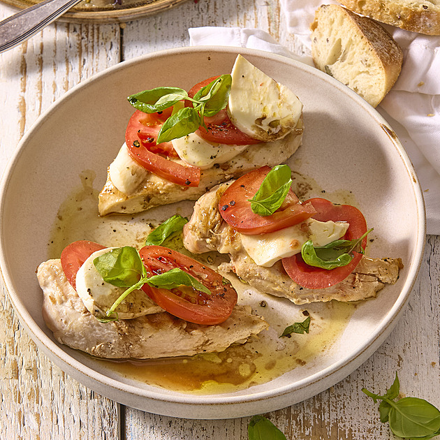 Kuřecí prsa Caprese: Grilovaná klasika s mozzarellou, rajčaty a balzamikovou redukcí