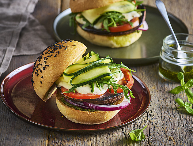 Portobello burger s mozzarellou: Grilovaná vegetariánská pochoutka s bazalkovým pestem