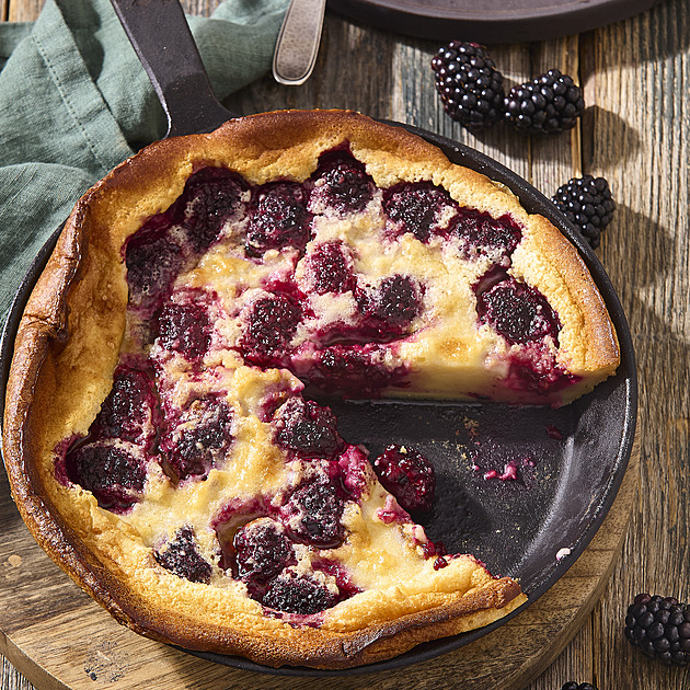 Ostružinový clafoutis: Tradiční francouzský pečený dezert s lesním ovocem