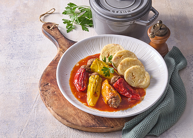 Plněné papriky s rajčatovou omáčkou: Poctivý domácí recept s mletým masem a houskovým knedlíkem