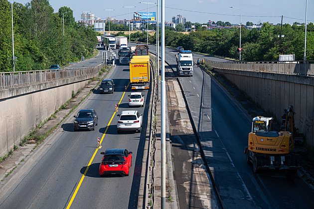 Sotva odstartovala velká rekonstrukce Kbelské, už se tam stala nehoda
