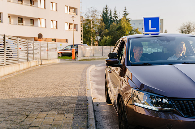 Past na žáky autoškol. Mohou přestoupit, peníze zpět však často nedostanou