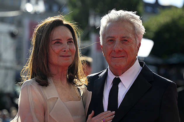 Mám stejné tetování, suše zavtipkoval Hoffman s redaktorkou. Jinak nemluvil