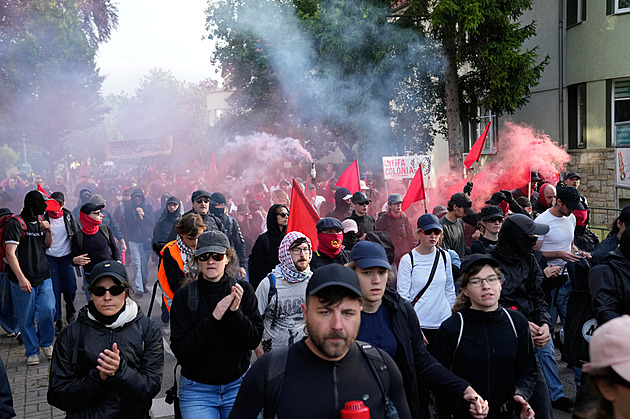Možný vítěz voleb v Německu si volí vedení, ulice zaplnily tisíce odpůrců AfD